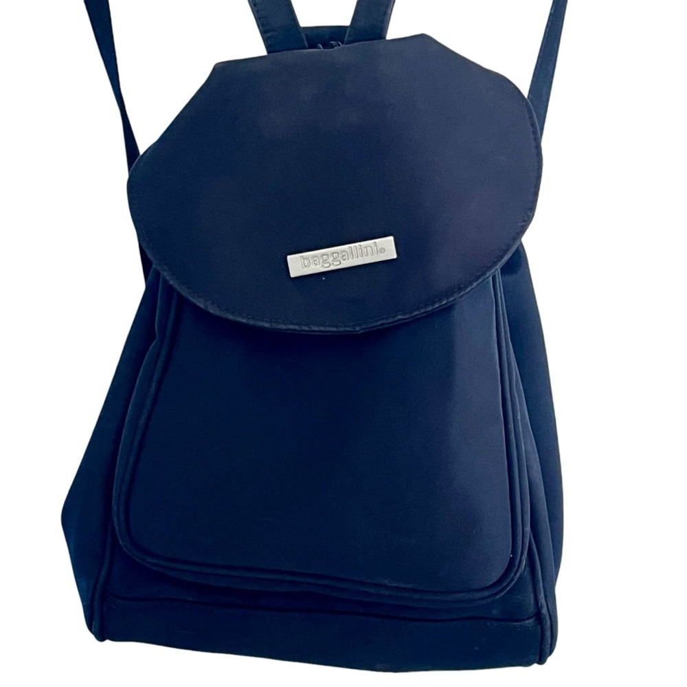 Baggallini Black Nylon Backpack Adjustable Straps Silver Hardware Zip Closure